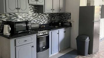 Een koelkast, een magnetron, een oven, een kookplaat