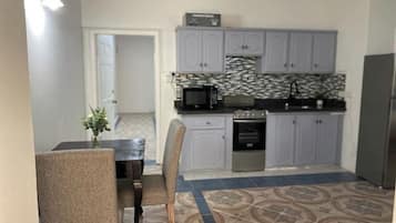 Een koelkast, een magnetron, een oven, een kookplaat