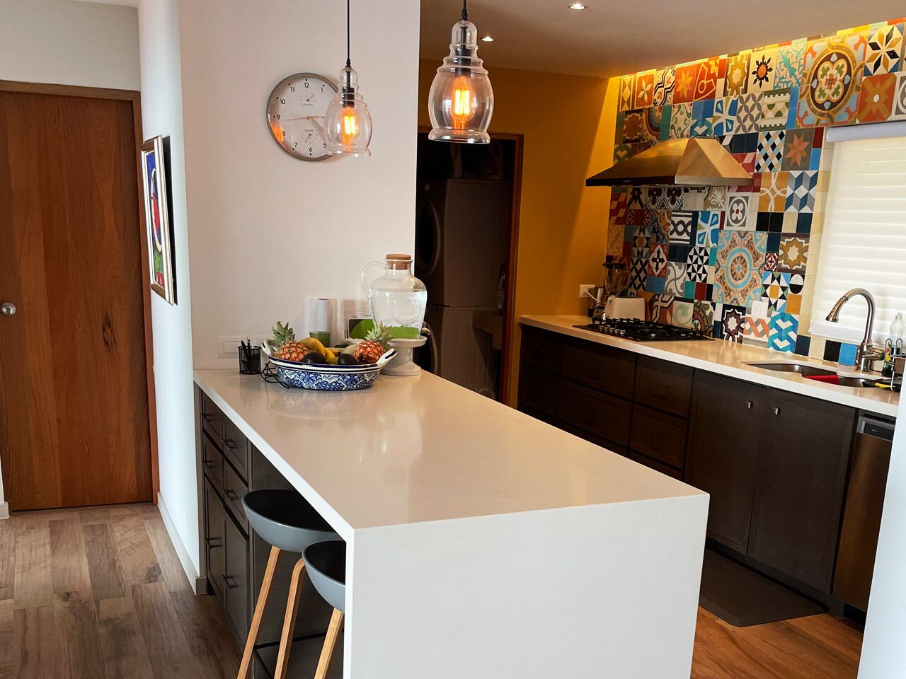 Departamento familiar, balcón, vista a la playa | Cocina privada | Refrigerador con congelador, microondas, horno y parrilla de estufa 