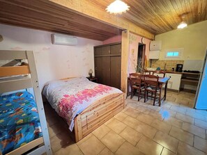 1 bedroom, free WiFi, bed sheets