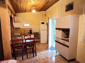 Fridge, microwave, stovetop, coffee/tea maker - Self-contained studio at the gateway to the Cévennes (Boisset-et-Gaujac)
