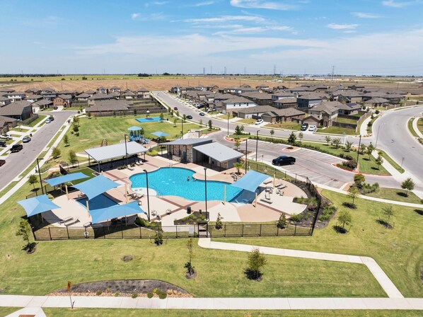 Exterior - Charming 4BR Spacious Backyard in Hutto (Hutto)