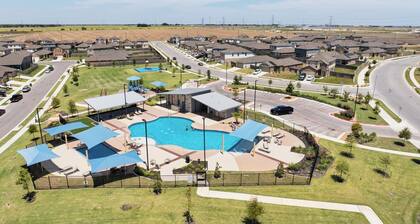 Charming 4BR Spacious Backyard in Hutto