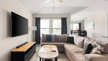 Nhà Cao cấp, nhiều giường, không hút thuốc, sân hiên | Khu phòng khách | Smart TV 55-inch có truyền hình kỹ thuật số