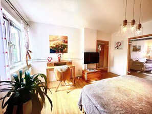 2 dormitorios, tabla de planchar con plancha, wifi gratis y ropa de cama