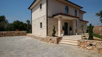 Villa | Exterior