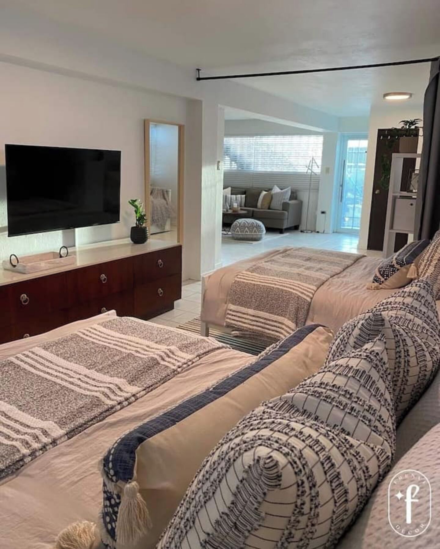 1 habitación, tabla de planchar con plancha y ropa de cama 