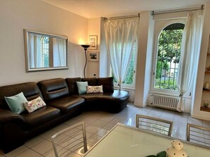 Living area - Betty's Bay Comfortable Holiday Residence (Cremia)