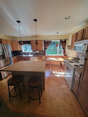 Geladeira, micro-ondas, fogão, cooktop