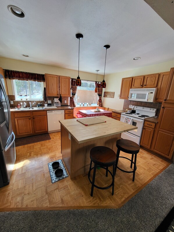 Geladeira, micro-ondas, fogão, cooktop