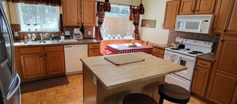 Enjoy your stay at the Grizzly Inn in the quaint community of Willow Alaska!