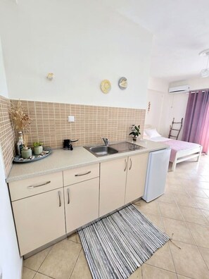 Coffee/tea maker, cookware/dishes/utensils