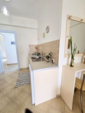 Coffee/tea maker, cookware/dishes/utensils