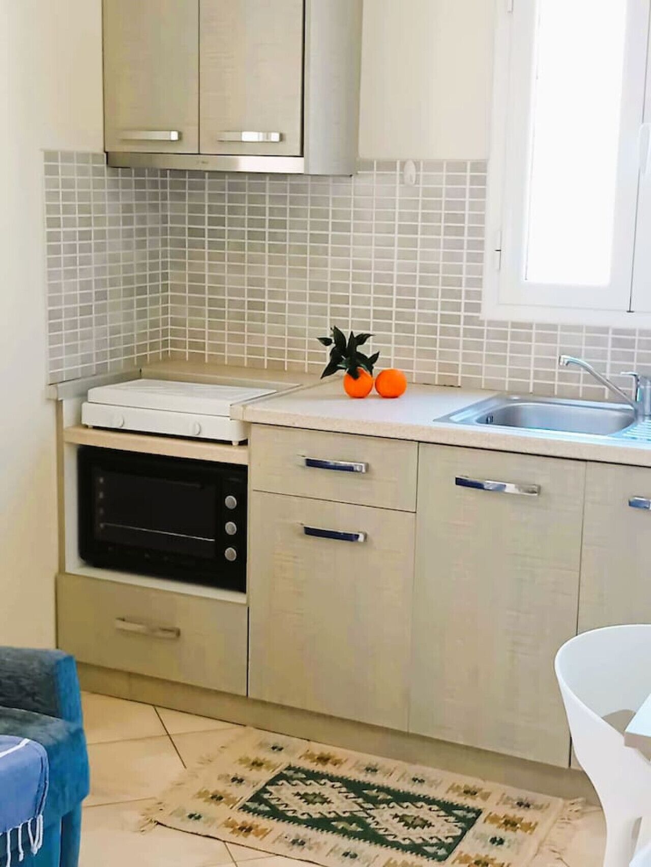 Kjøleskap, ovn, kaffetrakter/tekoker og kjøkkenutstyr