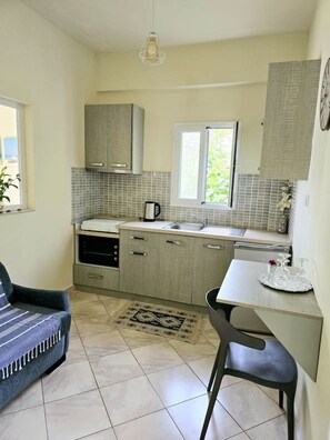 Fridge, oven, coffee/tea maker, cookware/dishes/utensils
