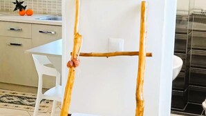 Une salle de bain avec un miroir, un porte-serviettes et un lavabo.