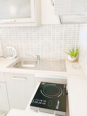 Fridge, coffee/tea maker