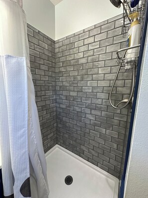 Dusche, Haartrockner, HandtĂŒcher, Seife