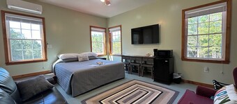 Cozy B&B in walking distance to onsite tasting room in Lee!