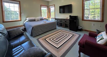 Cozy B&B in walking distance to onsite tasting room in Lee!