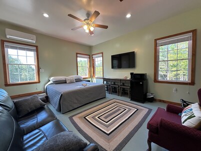 Cozy B&B in walking distance to onsite tasting room in Lee!