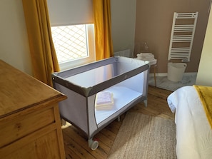 1 bedroom, iron/ironing board, travel cot, WiFi