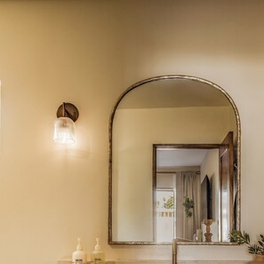 Secador de cabelo, toalhas de banho