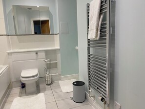 Apartment | Badezimmer | Duschwanne, Komfortbadewanne, Haartrockner, Handtücher