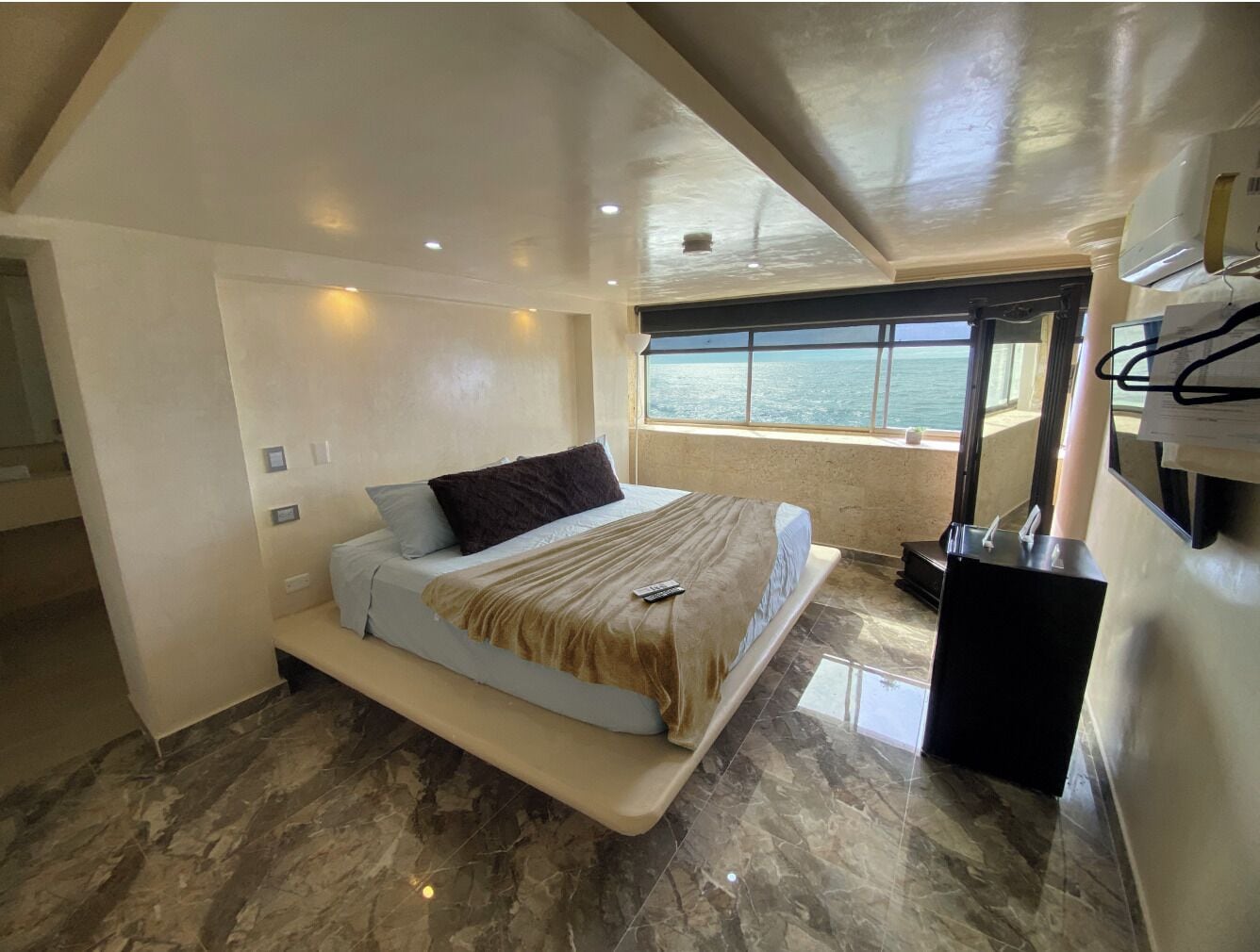 Chambre Standard, 1 très grand lit, climatisation, vue mer