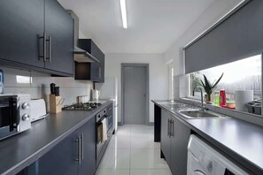 Jääkaappi, mikroaaltouuni, uuni, liesi