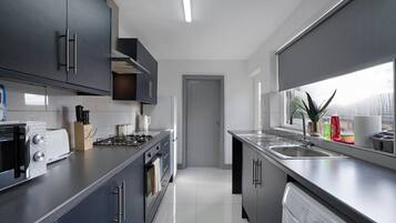 Réfrigérateur, four à micro-ondes, un four, surface de cuisson