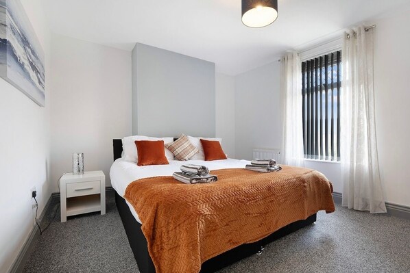 2 chambres, fer et planche à repasser, accès à Internet, literie fournie