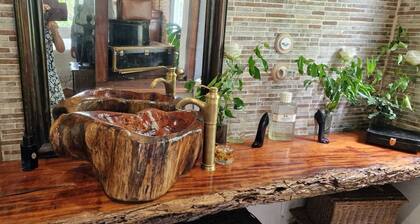 Awarded the Fondation Patrimoine/Mission BERN label and located at the foot of the North Pitons