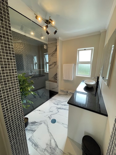 Spacious 4-bedroom Marina condo with AC, WiFi in fabulous Vila Franca Do Campo