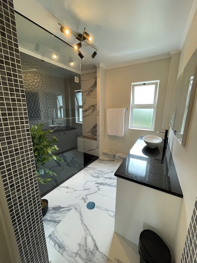 Spacious 4-bedroom Marina condo with AC, WiFi in fabulous Vila Franca Do Campo