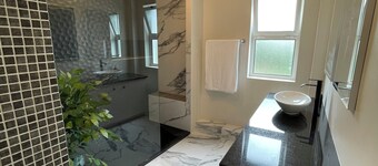 Spacious 4-bedroom Marina condo with AC, WiFi in fabulous Vila Franca Do Campo