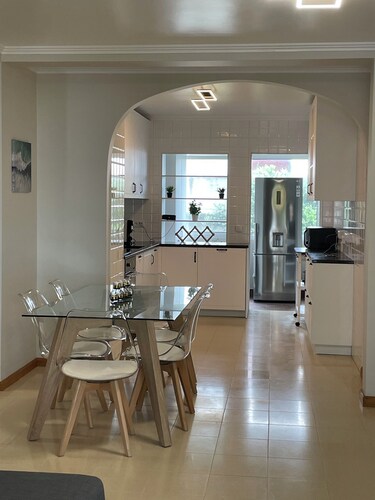 Spacious 4-bedroom Marina condo with AC, WiFi in fabulous Vila Franca Do Campo