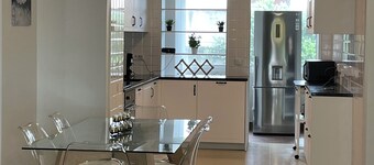 Spacious 4-bedroom Marina condo with AC, WiFi in fabulous Vila Franca Do Campo