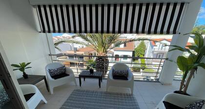 Spacious 4-bedroom Marina condo with AC, WiFi in fabulous Vila Franca Do Campo