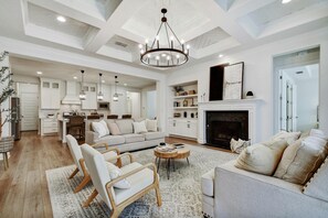 Smart TV, books, printers - Family-Friendly Luxury Home w/Media Room, Near SA & ATX, Long Stays Welcome (Spring Branch)