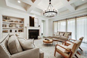 Smart TV, books, printers - Family-Friendly Luxury Home w/Media Room, Near SA & ATX, Long Stays Welcome (Spring Branch)