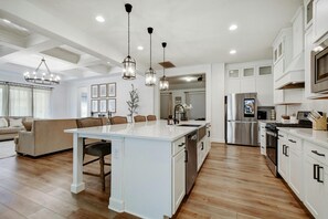 Fridge, microwave, oven, stovetop - Family-Friendly Luxury Home w/Media Room, Near SA & ATX, Long Stays Welcome (Spring Branch)