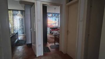 2 bedrooms, iron/ironing board, Internet, bed sheets