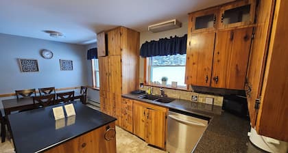 Bayview Hideaway with a great mountains view and large peaceful property.