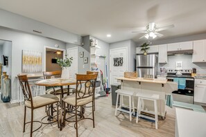 Fridge, microwave, oven, stovetop - Near Hospitals, Int’l Soccer: ATL Home w/ BBQ Deck (Atlanta)