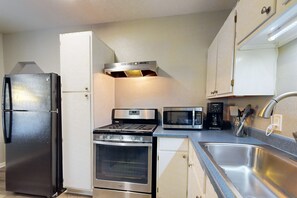 Kylskåp, mikrovågsugn, ugn och spishäll