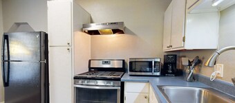 Quaint 2-bedroom beach home with enclosed backyard private W/D