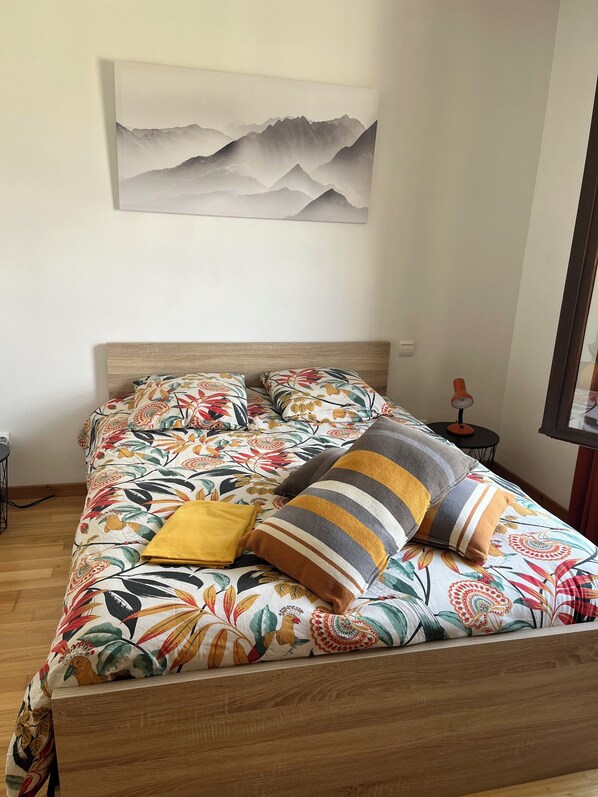 1 Schlafzimmer, Schreibtisch, Bügeleisen/Bügelbrett, Reisekinderbett