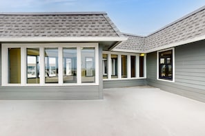 Exterior detail - Oceanview condo with pool, hot tub, private balcony & beach access (Myrtle Beach)