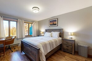 2 bedrooms, iron/ironing board, Internet, bed sheets - Heart of Mount Washington Valley close to ski, hike, shops & Storyland (Bartlett)